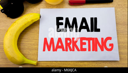 E-Mail Marketing. Business Konzept für Online Web Promotion für die Note ein leeres Papier, Holz- Hintergrund mit Kopie Raum, Sonnenbrillen und Banane Stockfoto