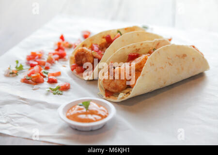 Prawn tacos Meeresfrüchte mit Würzmittel Stockfoto