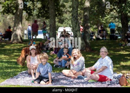 Eclipse Event am Byrd Visitor Center. Am 21. August 2017, den Nachthimmel Festival ging mit einem Flare als partielle Sonnenfinsternis über der Shenandoah Nationalpark aufgetreten. Besucher Jung und Alt am Byrd Besucherzentrum versammelt das Wunder dieses natürliche Phänomen zusammen zu erleben. Stockfoto