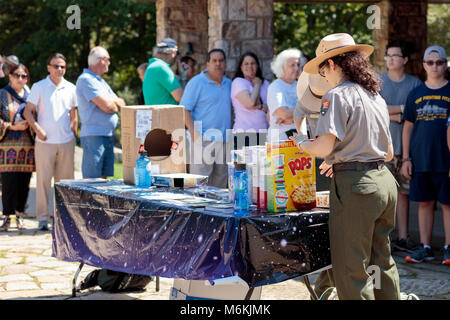 Eclipse Event am Byrd Visitor Center. Am 21. August 2017, den Nachthimmel Festival ging mit einem Flare als partielle Sonnenfinsternis über der Shenandoah Nationalpark aufgetreten. Besucher Jung und Alt am Byrd Besucherzentrum versammelt das Wunder dieses natürliche Phänomen zusammen zu erleben. Stockfoto