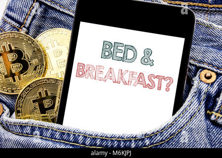 Hand schreiben Bildunterschrift Inspiration zeigen Bed Breakfast. Business Konzept für Urlaub Reise Geschrieben Handy, handy platziert Stockfoto