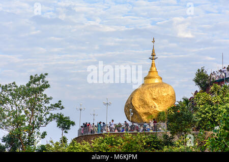 Goldenen Felsen Pagode, Kyaik Htee Yoe, Mon, Myanmar, 1. März 2018 Stockfoto