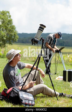 Eclipse Event am Byrd Visitor Center. Am 21. August 2017, den Nachthimmel Festival ging mit einem Flare als partielle Sonnenfinsternis über der Shenandoah Nationalpark aufgetreten. Besucher Jung und Alt am Byrd Besucherzentrum versammelt das Wunder dieses natürliche Phänomen zusammen zu erleben. Stockfoto