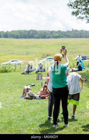 Eclipse Event am Byrd Visitor Center. Am 21. August 2017, den Nachthimmel Festival ging mit einem Flare als partielle Sonnenfinsternis über der Shenandoah Nationalpark aufgetreten. Besucher Jung und Alt am Byrd Besucherzentrum versammelt das Wunder dieses natürliche Phänomen zusammen zu erleben. Stockfoto
