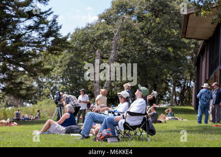Eclipse Event am Byrd Visitor Center. Am 21. August 2017, den Nachthimmel Festival ging mit einem Flare als partielle Sonnenfinsternis über der Shenandoah Nationalpark aufgetreten. Besucher Jung und Alt am Byrd Besucherzentrum versammelt das Wunder dieses natürliche Phänomen zusammen zu erleben. Stockfoto