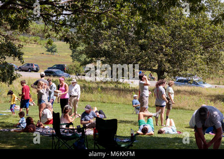 Eclipse Event am Byrd Visitor Center. Am 21. August 2017, den Nachthimmel Festival ging mit einem Flare als partielle Sonnenfinsternis über der Shenandoah Nationalpark aufgetreten. Besucher Jung und Alt am Byrd Besucherzentrum versammelt das Wunder dieses natürliche Phänomen zusammen zu erleben. Stockfoto