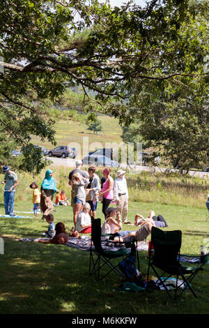 Eclipse Event am Byrd Visitor Center. Am 21. August 2017, den Nachthimmel Festival ging mit einem Flare als partielle Sonnenfinsternis über der Shenandoah Nationalpark aufgetreten. Besucher Jung und Alt am Byrd Besucherzentrum versammelt das Wunder dieses natürliche Phänomen zusammen zu erleben. Stockfoto