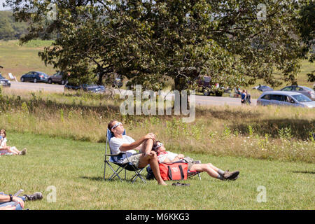 Eclipse Event am Byrd Visitor Center. Am 21. August 2017, den Nachthimmel Festival ging mit einem Flare als partielle Sonnenfinsternis über der Shenandoah Nationalpark aufgetreten. Besucher Jung und Alt am Byrd Besucherzentrum versammelt das Wunder dieses natürliche Phänomen zusammen zu erleben. Stockfoto