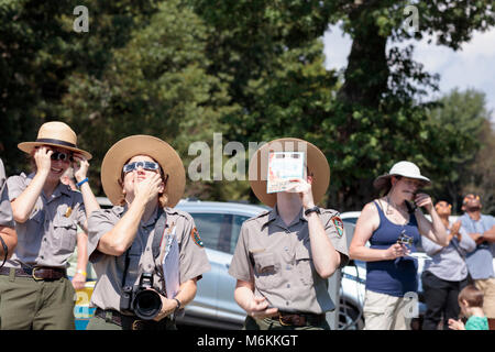 Eclipse Event am Byrd Visitor Center. Am 21. August 2017, den Nachthimmel Festival ging mit einem Flare als partielle Sonnenfinsternis über der Shenandoah Nationalpark aufgetreten. Besucher Jung und Alt am Byrd Besucherzentrum versammelt das Wunder dieses natürliche Phänomen zusammen zu erleben. Stockfoto