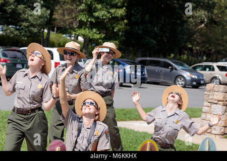 Eclipse Event am Byrd Visitor Center. Am 21. August 2017, den Nachthimmel Festival ging mit einem Flare als partielle Sonnenfinsternis über der Shenandoah Nationalpark aufgetreten. Besucher Jung und Alt am Byrd Besucherzentrum versammelt das Wunder dieses natürliche Phänomen zusammen zu erleben. Stockfoto