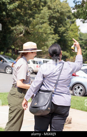 Eclipse Event am Byrd Visitor Center. Am 21. August 2017, den Nachthimmel Festival ging mit einem Flare als partielle Sonnenfinsternis über der Shenandoah Nationalpark aufgetreten. Besucher Jung und Alt am Byrd Besucherzentrum versammelt das Wunder dieses natürliche Phänomen zusammen zu erleben. Stockfoto