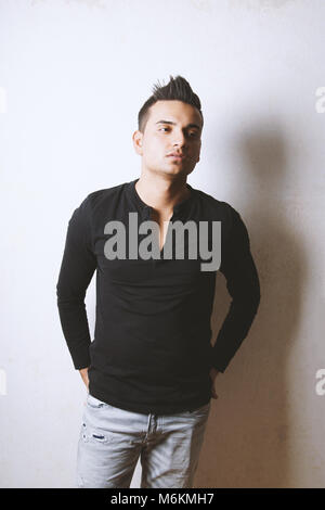 Coole jungen türkischen Mann mit Haltung Stockfoto