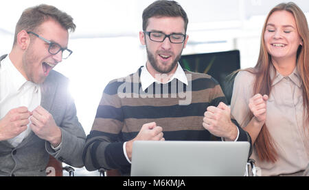 Drei aufgeregt Mitarbeiter gute Nachrichten zusammen auf Linie Stockfoto