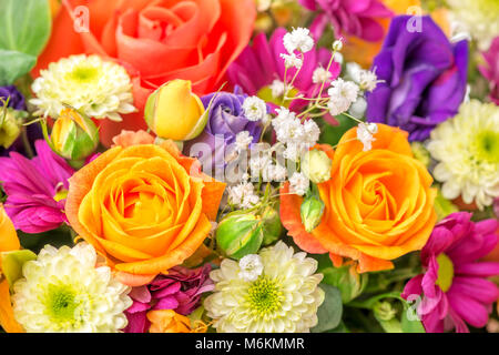 Schöne festliche Blumen Blumenstrauß mit Rosen, Chrysanthemen und orange Konzept der Gratulation Stockfoto