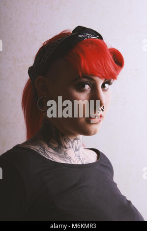 Moody Portrait von Mädchen mit Piercings und Tattoos Stockfoto