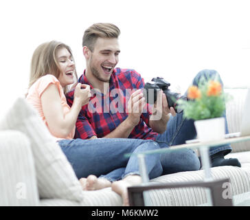 Moderne junge Paar prüft die Fotos auf der Kamera Stockfoto