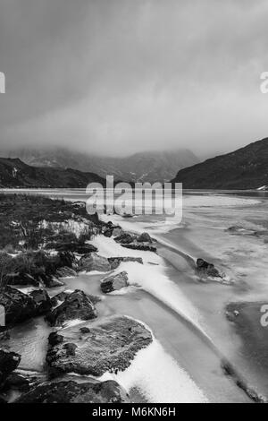 Llyn Ogewn im Winter eingefroren, wenn 2018 Stockfoto