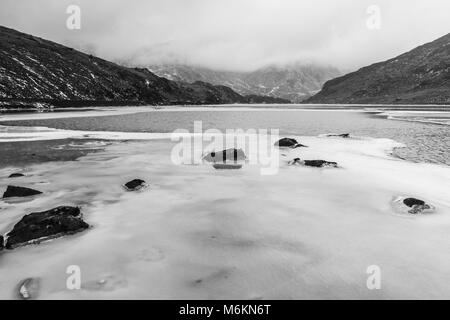 Llyn Ogewn im Winter eingefroren, wenn 2018 Stockfoto