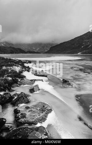 Llyn Ogewn im Winter eingefroren, wenn 2018 Stockfoto