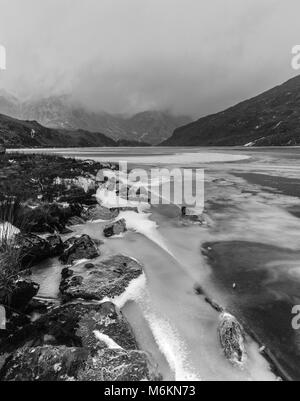 Llyn Ogewn im Winter eingefroren, wenn 2018 Stockfoto