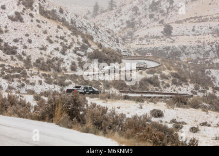 Verschneite Straßen zwischen Gardiner, MT und Mammoth Hot Springs, WY. Stockfoto