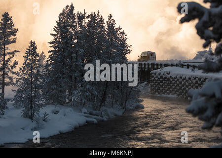 In der Nähe von Snowcoach Beryl Frühling und das Gibbon River. Stockfoto