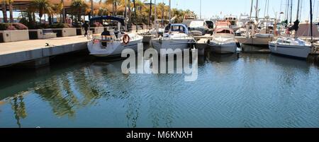 Santa Pola, Spanien - 15. Februar 2018: entspannende Boote auf der Anklagebank in den Club Nautico von Santa Pola an einem sonnigen Tag günstig Stockfoto