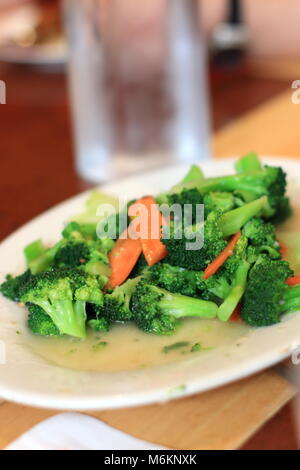 Pfannengerichte Broccoli und Karotten auf weiße Platte Stockfoto