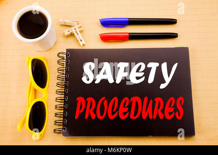 Hand schreiben Bildunterschrift angezeigt Sicherheitsverfahren. Business Konzept für das Unfallrisiko Politik auf dem Gebiet der haftnotiz mit Kopie Platz Geschrieben am Holz b Stockfoto