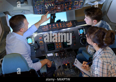 Studenten im Cockpit Simulator Stockfoto