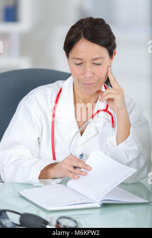 Medizin schöne Arzt im Krankenhaus Stockfoto