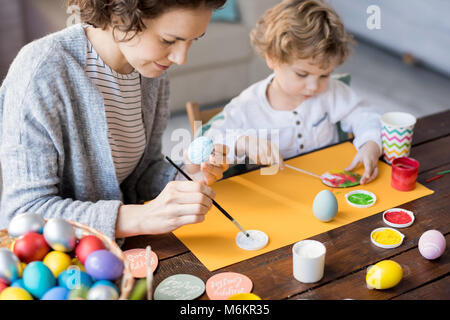 Familie Malerei Ostereier Stockfoto