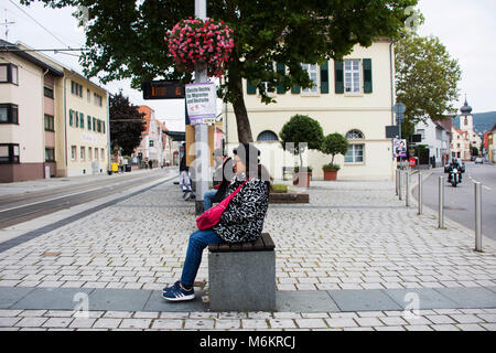 Asiatische Thai reisende Frauen Menschen warten Straßenbahn gehen nach Heidelberg Altstadt oder die alte Stadt an Sandhausen Bezirk station am 8. September 2017 in Heidelberg. Stockfoto