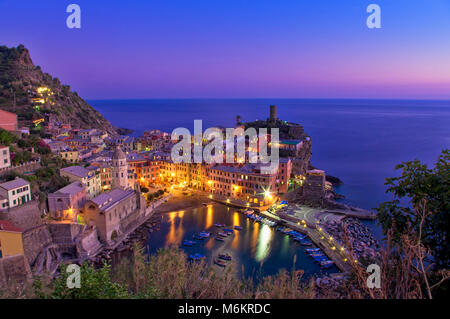 Sonnenuntergang Szene in der Nähe der Küste von Vernazza, Cinque Terre. Italien Stockfoto