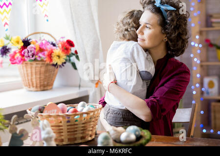 Liebevolle Familie feiern Ostern Stockfoto