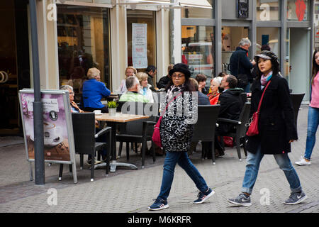 Asain Thai Frauen Mutter und Tochter zu Fuß reisen Heidelberger Marktplatz oder Marktplatz und zum Heidelberger Schloss am 8. September, 2017 in Heide Stockfoto