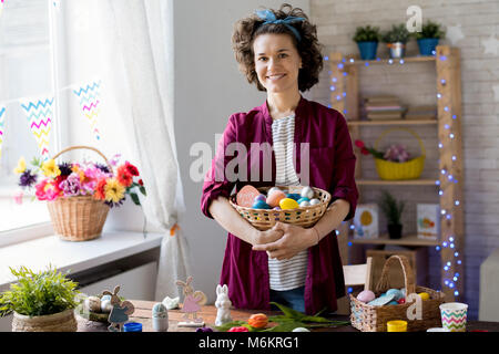Junge Frau posiert mit Ostereiern Stockfoto