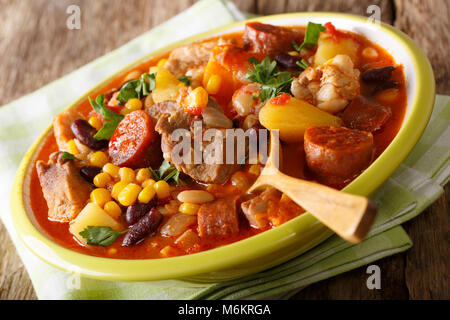 Kap Verde Essen cachupa mit Fleisch, Wurst und Gemüse close-up in einem Teller auf dem Tisch. Horizontale Stockfoto