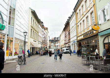 Deutsche und Ausländer Reisenden zu Fuß und besuchen Sie die Heidelberger Marktplatz oder Marktplatz und zum Heidelberger Schloss am 8. September, 2017 in Heidelb Stockfoto