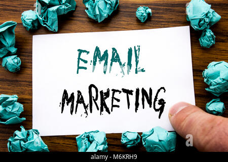 Handschrift Ansagetext angezeigt E-Mail Marketing. Business Konzept für Online Web Promotion auf haftnotiz Papier, Holz- hintergrund Ordne Stockfoto