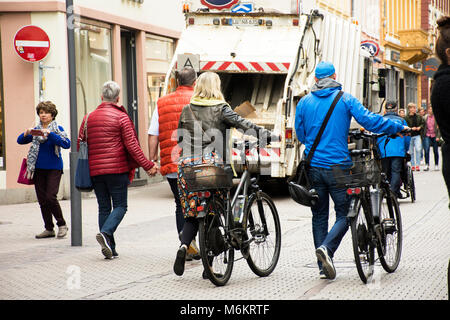 Deutsche und Ausländer Reisenden zu Fuß und mit dem Fahrrad auf der Straße am Heidelberger Marktplatz oder Marktplatz am 8. September 2017 in Heidelberg, Ge Stockfoto