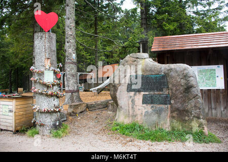 View Point für Reisende Foto und Vorhängeschlösser graviert mit dem Namen der Geliebten, auf den Baum am Mummelsee See gesperrt am 8. September 2017 in Stu Stockfoto