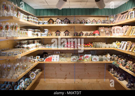 Viele Souvenirs und Spielzeug für Verkauf reisende Menschen in Souvenir shop im schwarzen Wald oder Schwarzwald in Baden-Württemberg am 8. September 2017 in Stu Stockfoto