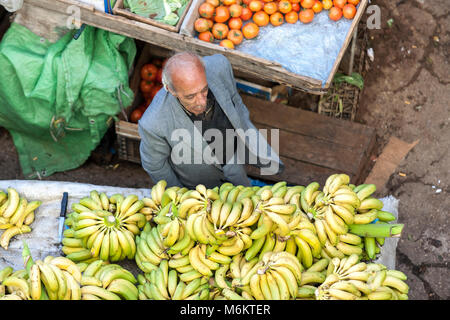 Ramallah, Palästina, 12. Januar 2011: ein Mann, der Verkauf von frischem Obst und Gemüse auf einem Markt im Zentrum von Ramallah. Stockfoto