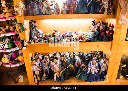 Hexe Puppen zum Verkauf reisende Menschen in Souvenir shop im schwarzen Wald oder Schwarzwald in Baden-Württemberg am 8. September 2017 in Stuttgart, Ger Stockfoto