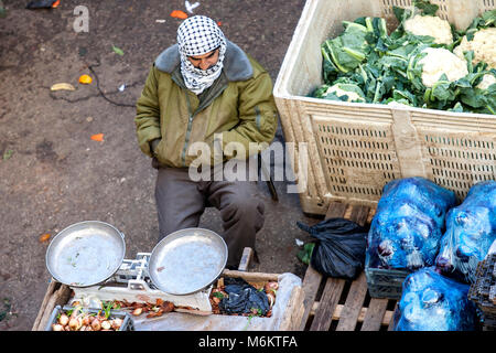 Ramallah, Palästina, 12. Januar 2011: ein Mann, der Verkauf von frischem Obst und Gemüse auf einem Markt im Zentrum von Ramallah. Stockfoto