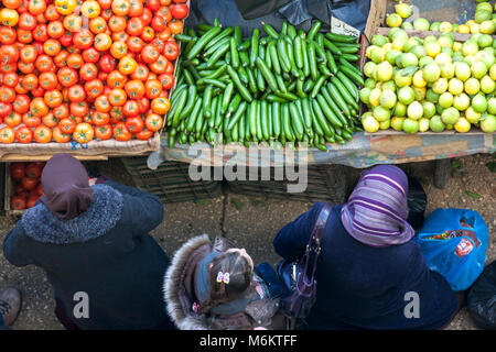 Ramallah, Palästina, 12. Januar 2011: ein Mann, der Verkauf von frischem Obst und Gemüse auf einem Markt im Zentrum von Ramallah. Stockfoto