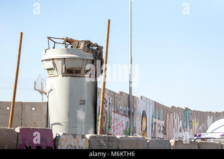 Kalandia, Palästina, 12. Januar 2011: Ein Wachturm in Qalandia durch eine Betonwand, die von Israel gebaut zu stoppen, die Palästinenser in Ostjerusalem pendeln. Stockfoto