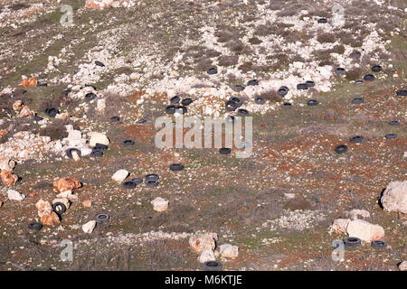 Altreifen in der Landschaft gedumpten Stockfoto