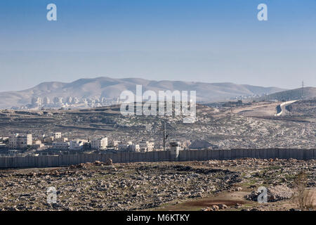 Jerusalem, Palästina, 12. Januar 2011: eine Betonwand von Israel gebaut zu stoppen, die Palästinenser in Ostjerusalem pendeln. Nach internationalen l Stockfoto